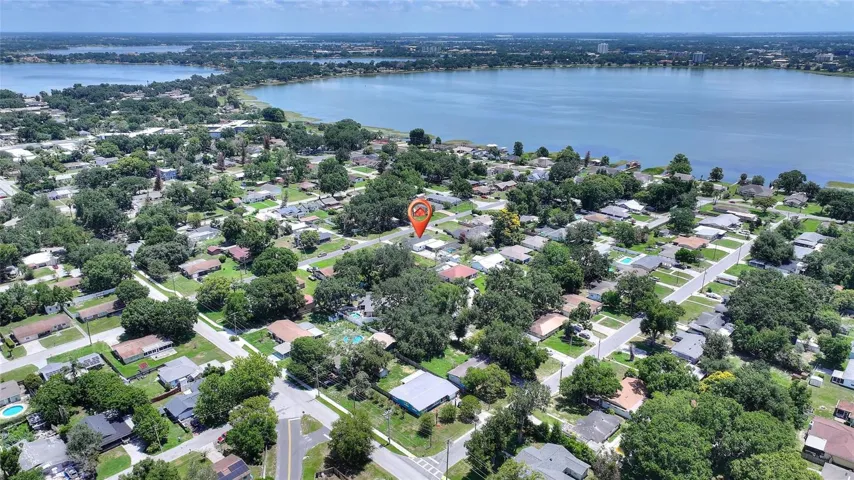 Just a short walk to Lake Howard