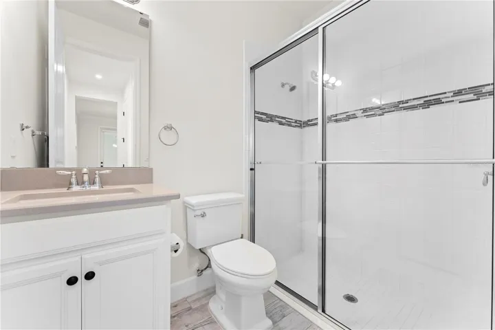 Full bath downstairs/Pool access bath