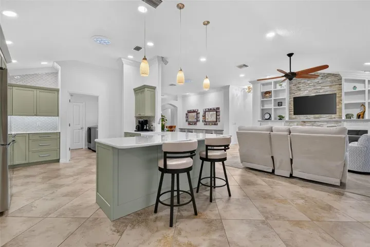 Counter-Height Eat-In Breakfast Bar