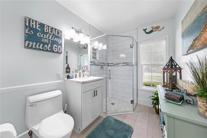 Full bathroom #2 on the main floor next bedroom #2
