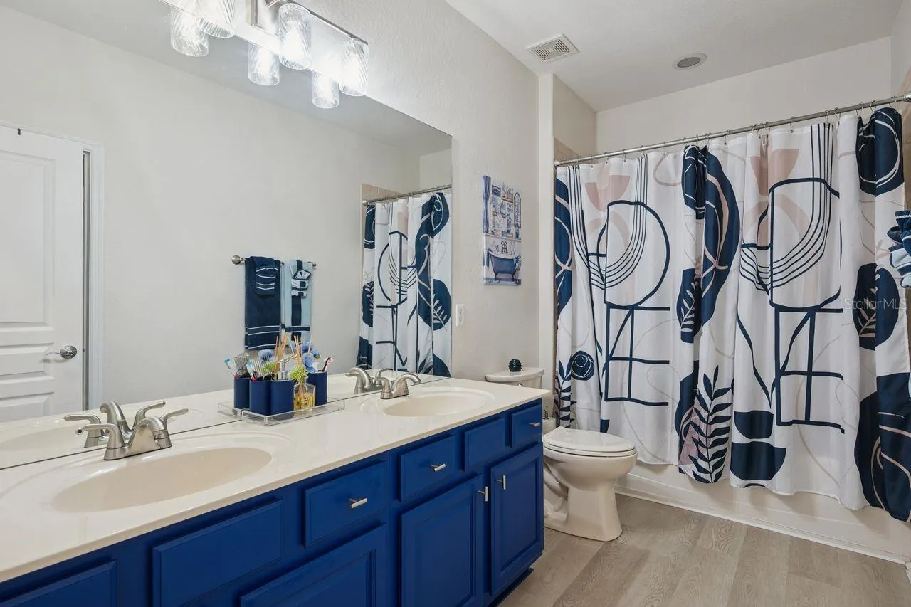 SPACIOUS SECONDARY BATHROOM W/DUAL SINKS!