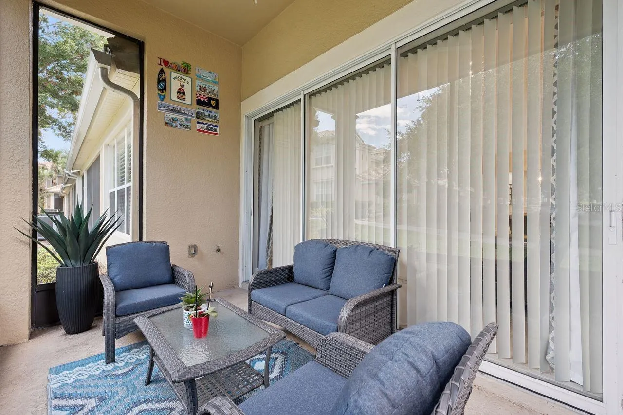 LARGE LANAI SCREENED IN...