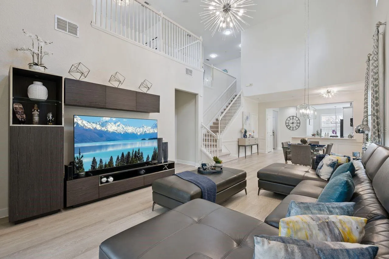 SPACIOUS LIVING ROOM