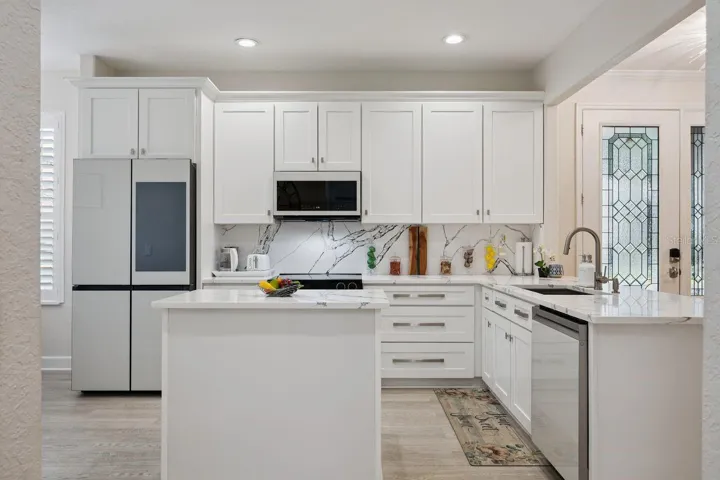 FANTASTIC UPDATED KITCHEN!