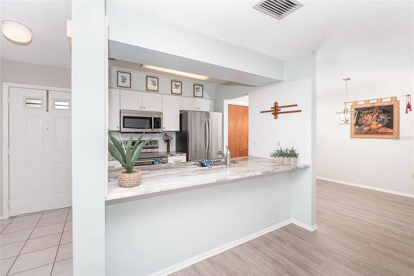 Breakfast bar in kitchen