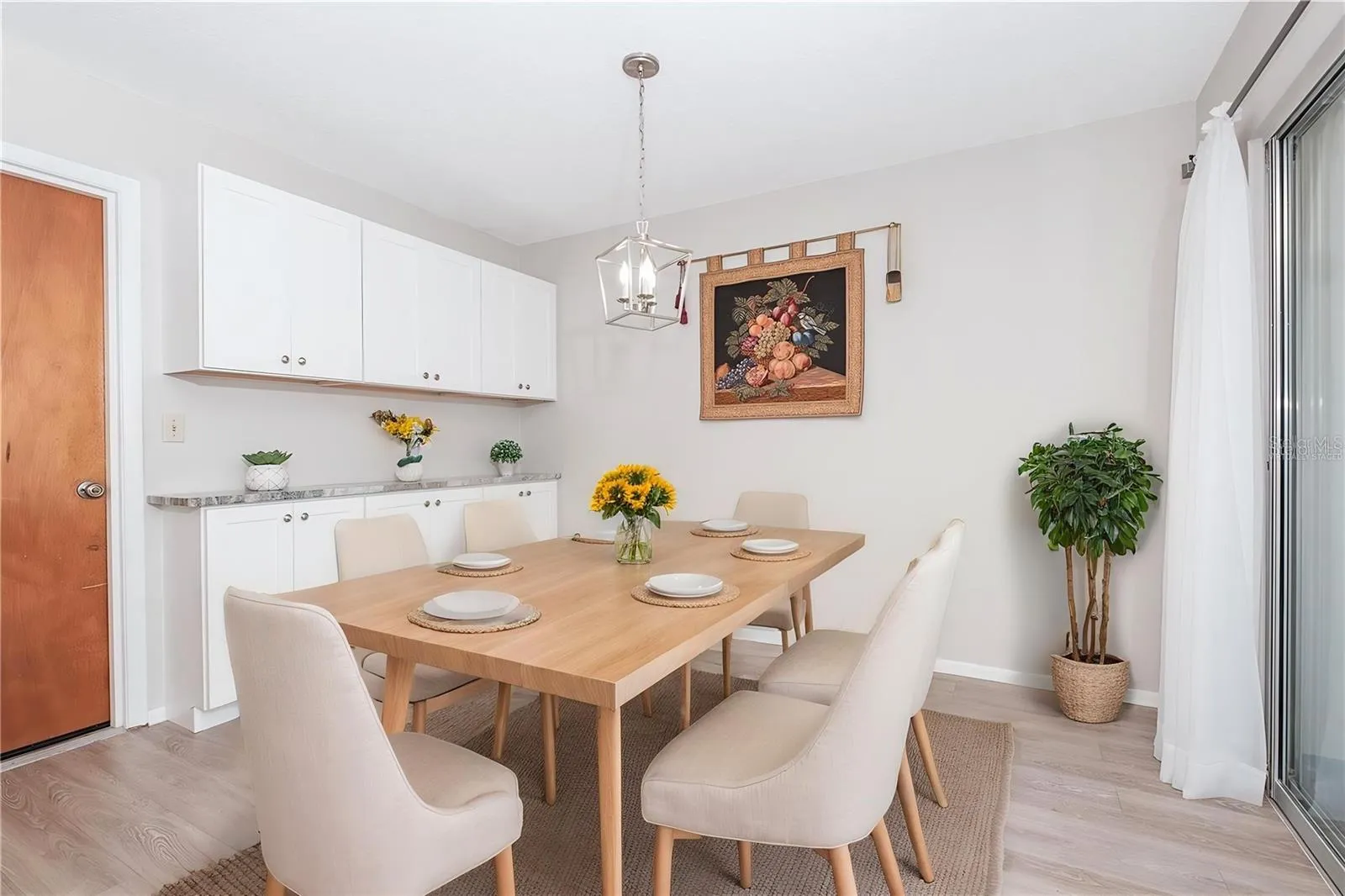 Virtually staged dining room