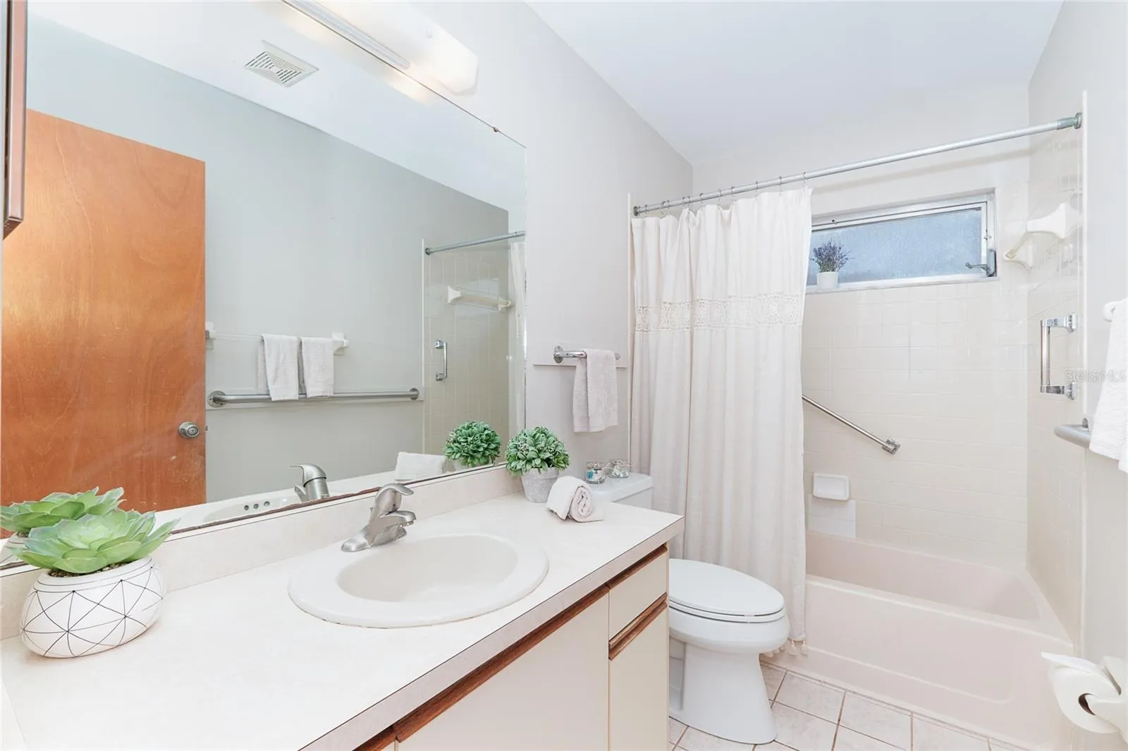 Bathroom w/tub & shower