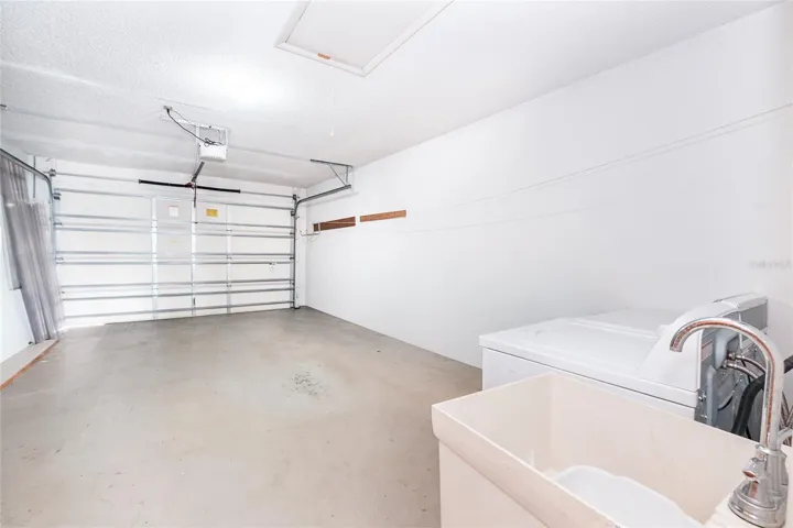 Garage w/laundry tub
