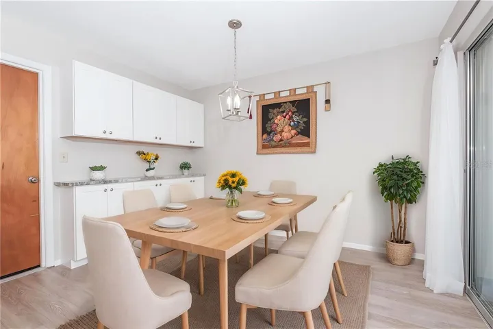 Virtually staged dining room