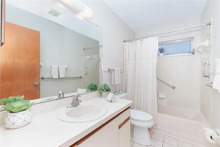 Bathroom w/tub & shower