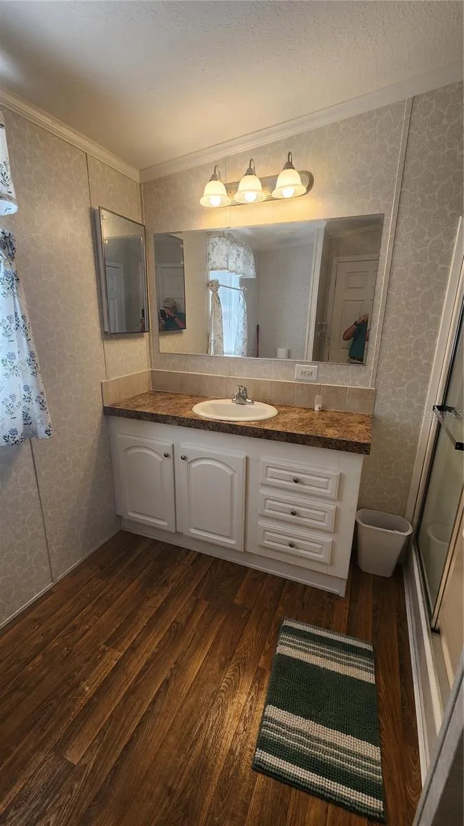 Vanity in M. bath