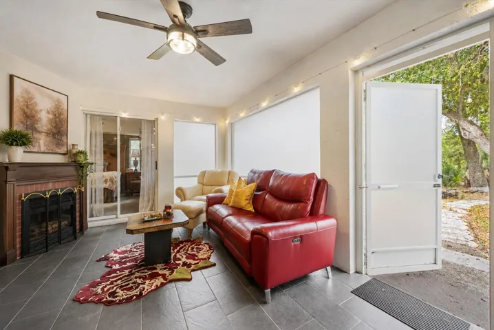 Engineered to reduce solar glare and heat gain, these window treatments ensure year-round efficiency and effortless, airy living.