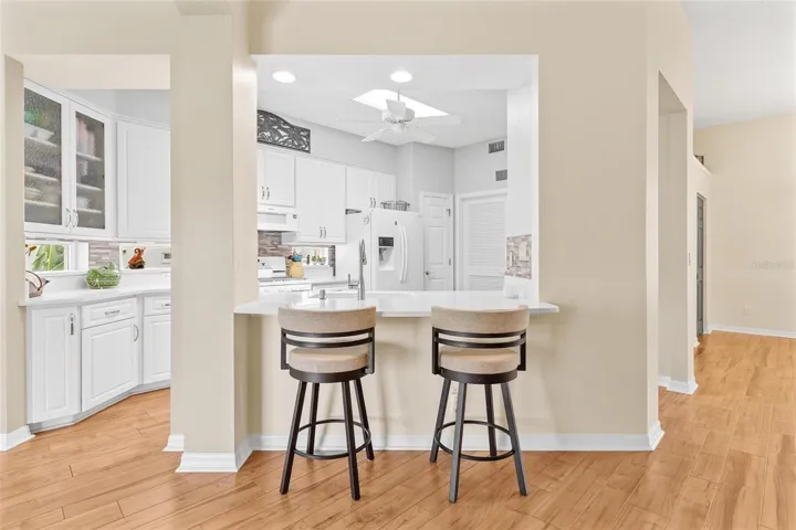 Breakfast Bar and Kitchen