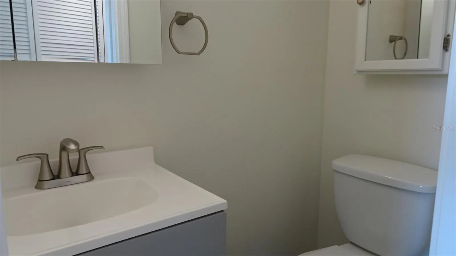 Half bathroom between dining and kithcen