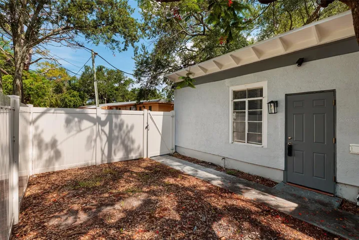 Vinyl fencing, private entry