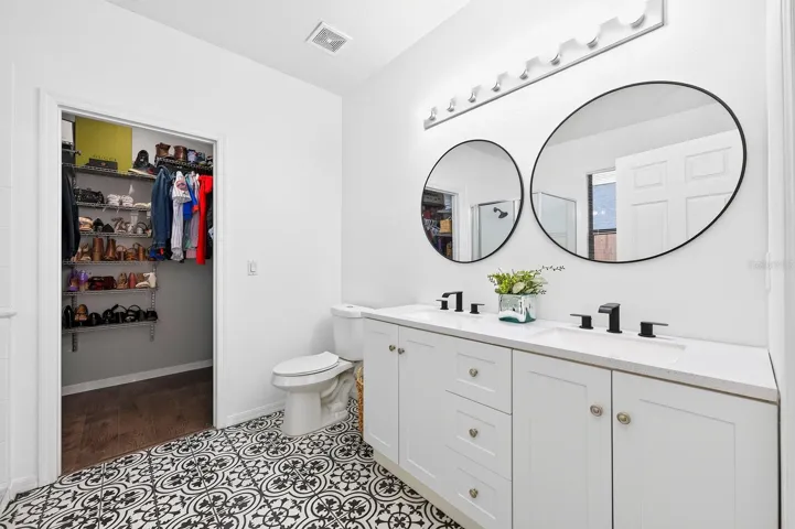 Primary en-suite bath.