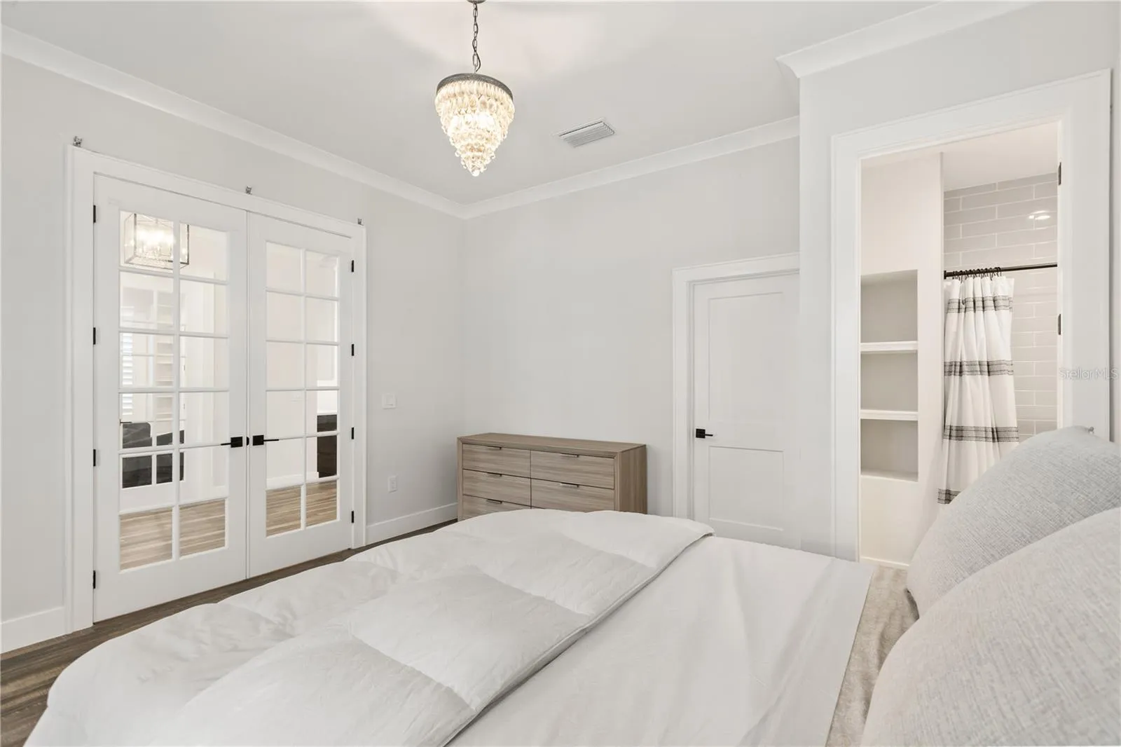 EN SUITE GUEST / SECOND HOME OFFICEBehind the french doors, this EN SUITE room off the foyer offers flexibility as a second executive office, guest room or au pair space.