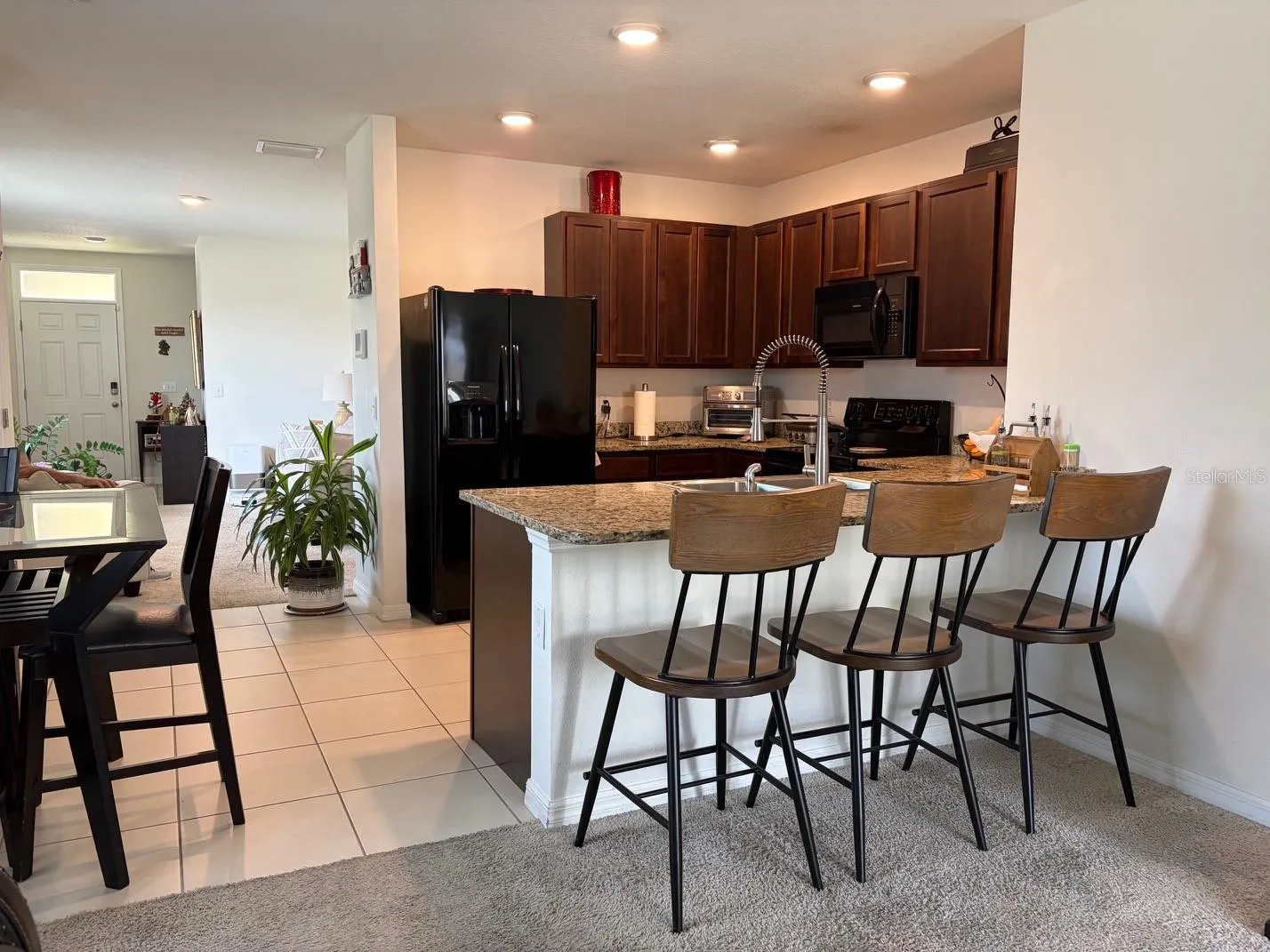 EATING SPACE IN KITCHEN