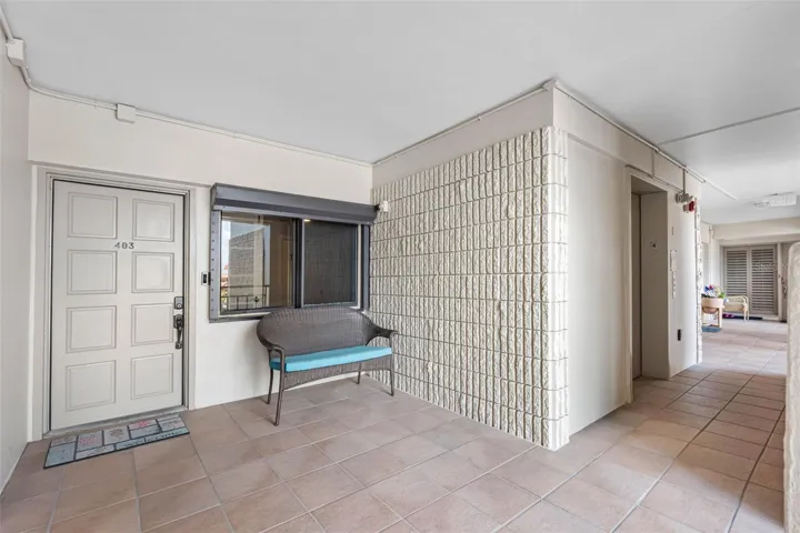 ...This Executive Townhome Style Condomimium Can Be Accessed From Either the 4th Or 5th Floor Landing. The Main Floor is Accessed From the  4th Floor Landing. Elevator Requires Key To Access From Secured Lobby.