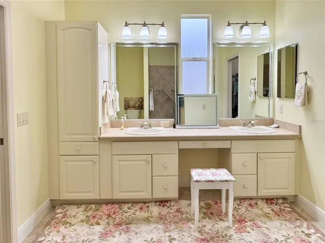 Dual Sinks Plus Vanity Area