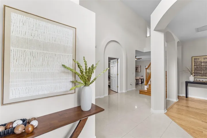 Entry with volume ceilings