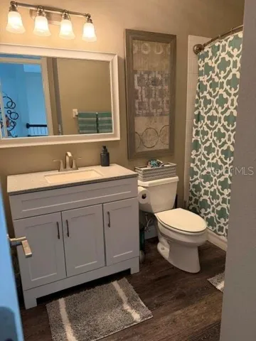 Second floor guest full bathroom