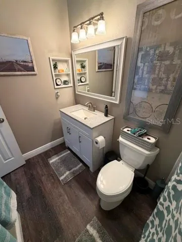 Second floor guest full bathroom