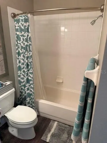 Second floor guest full bathroom