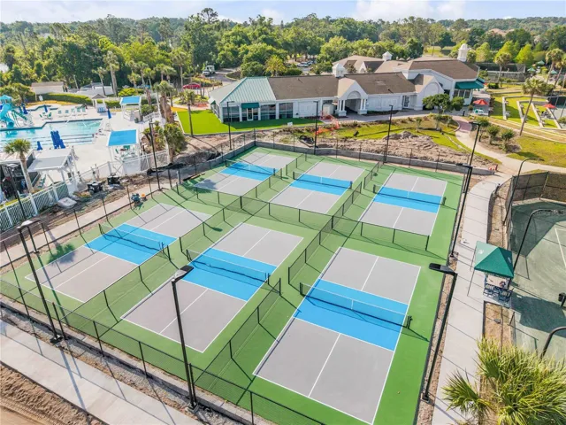 Paddle tennis courts