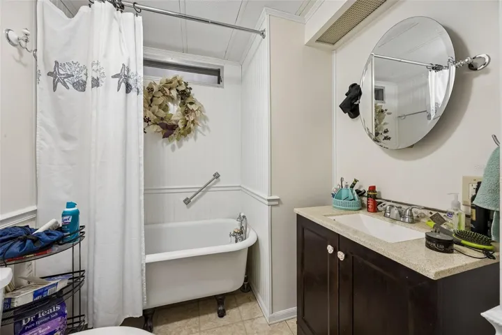 Guest Bathroom w/Clawfoot Tub