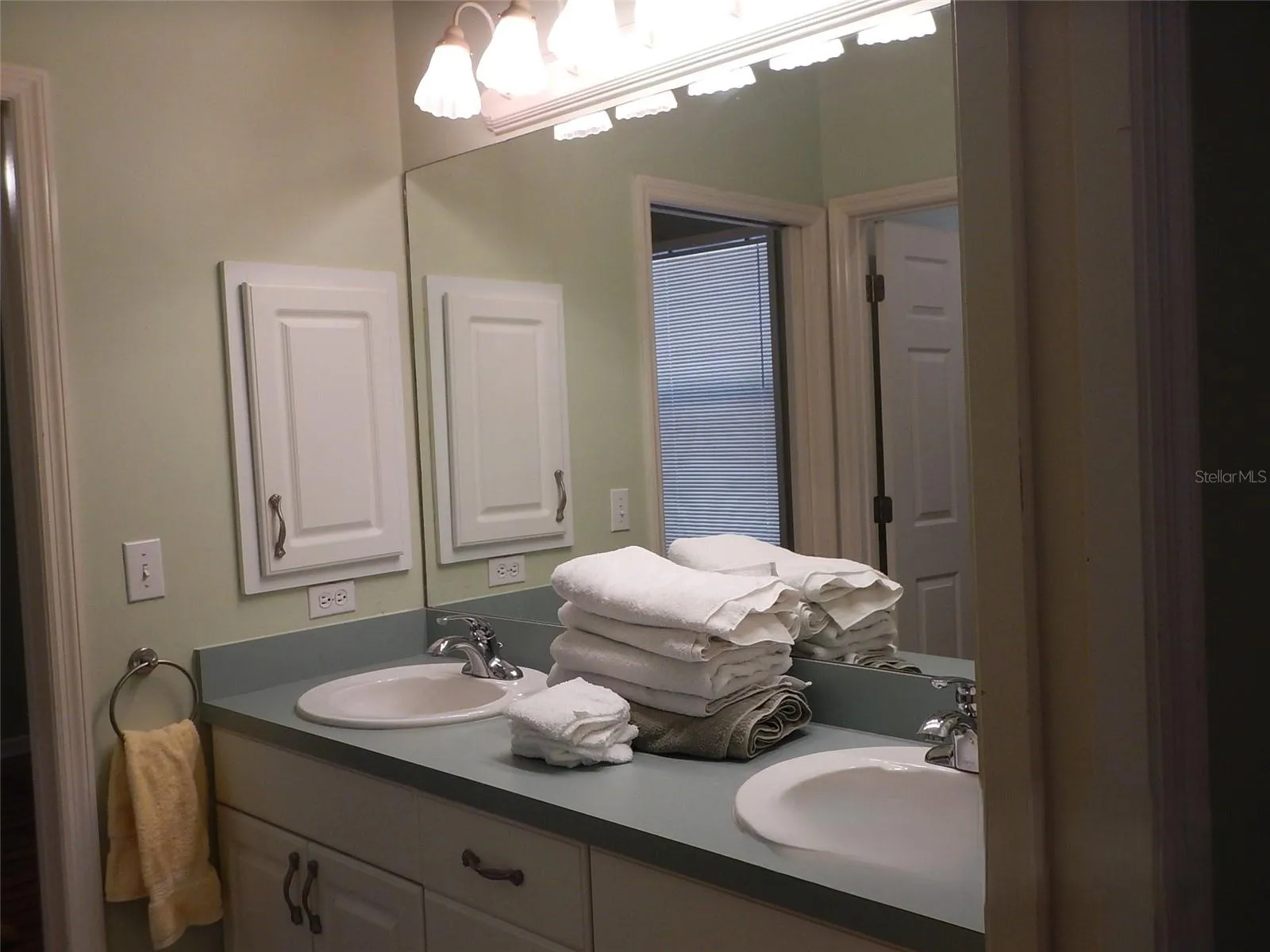 Jack &amp; Jill Bath between bedroom 3 &amp; 4