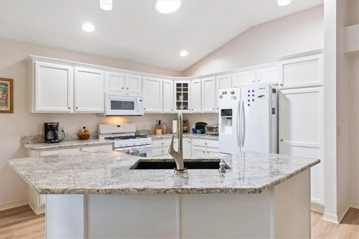Center Island Granite Counters