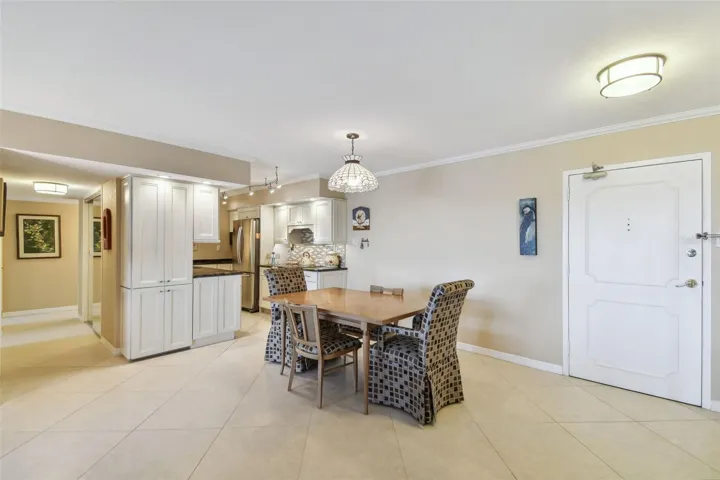 Spacious Dinning room