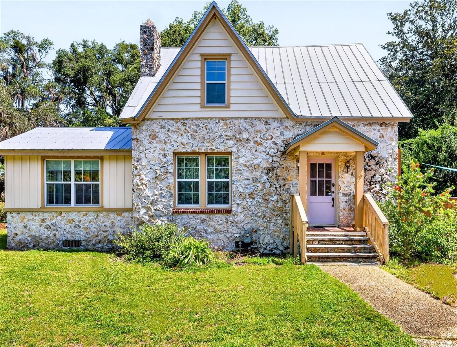 House is on a corner lot with no traffic