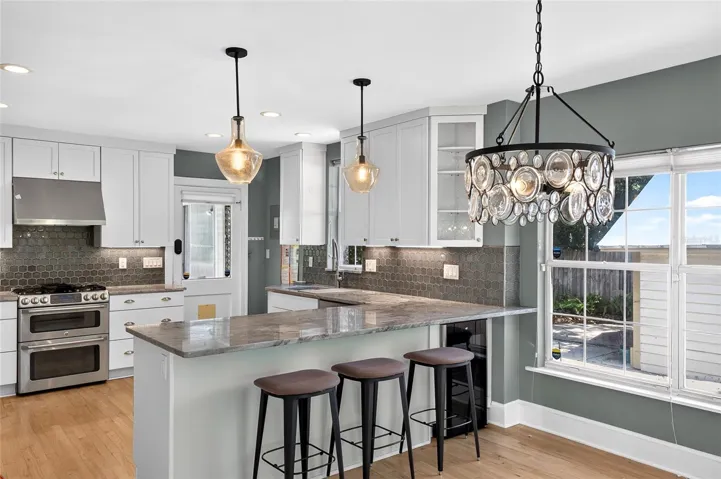 Large Breakfast Bar in Kitchen