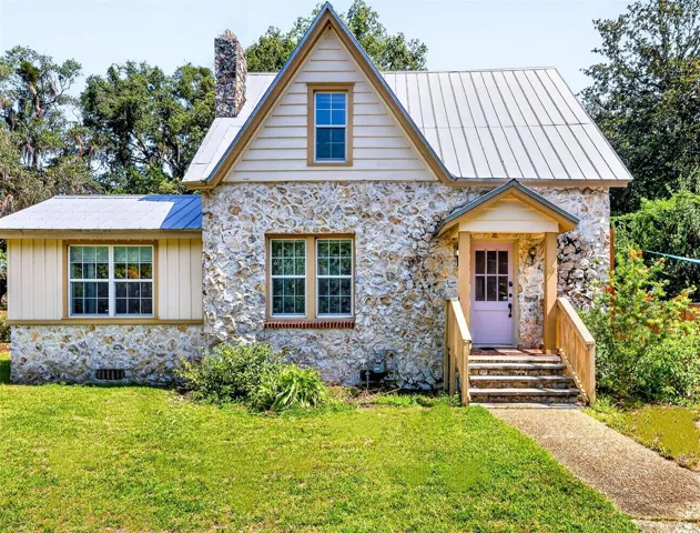 House is on a corner lot with no traffic
