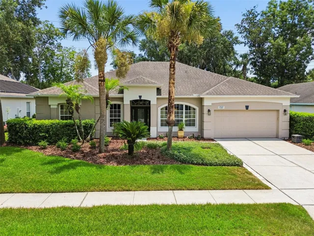 5 bedroom, 3 bath screened saltwater pool/spa home on pond