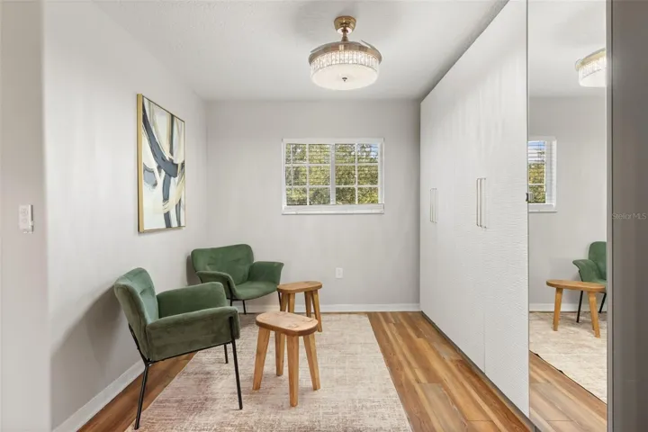 Sitting area in primary and extra storage space