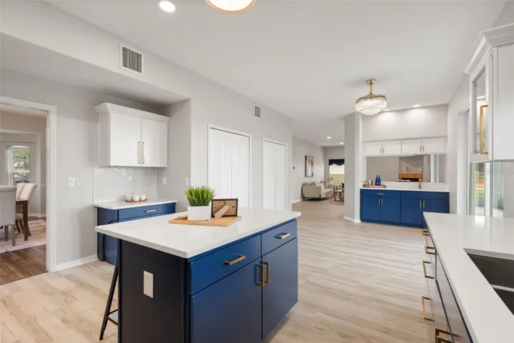Access from kitchen to dining room
