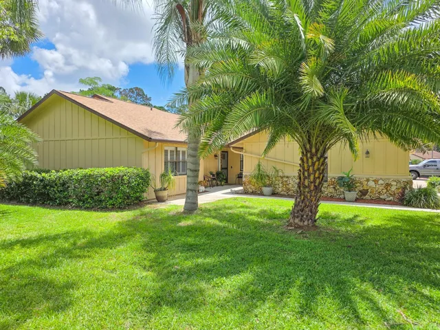 Welcome to 100 Sea Pines Cir, Daytona Beach, FL