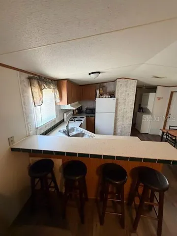 Kitchen bar with 4 bar stools