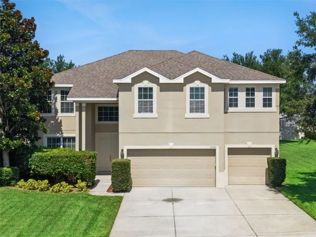 5-bedroom Clermont home with a 3-car garage, oversized lot, and the flexible layout today’s buyers want.