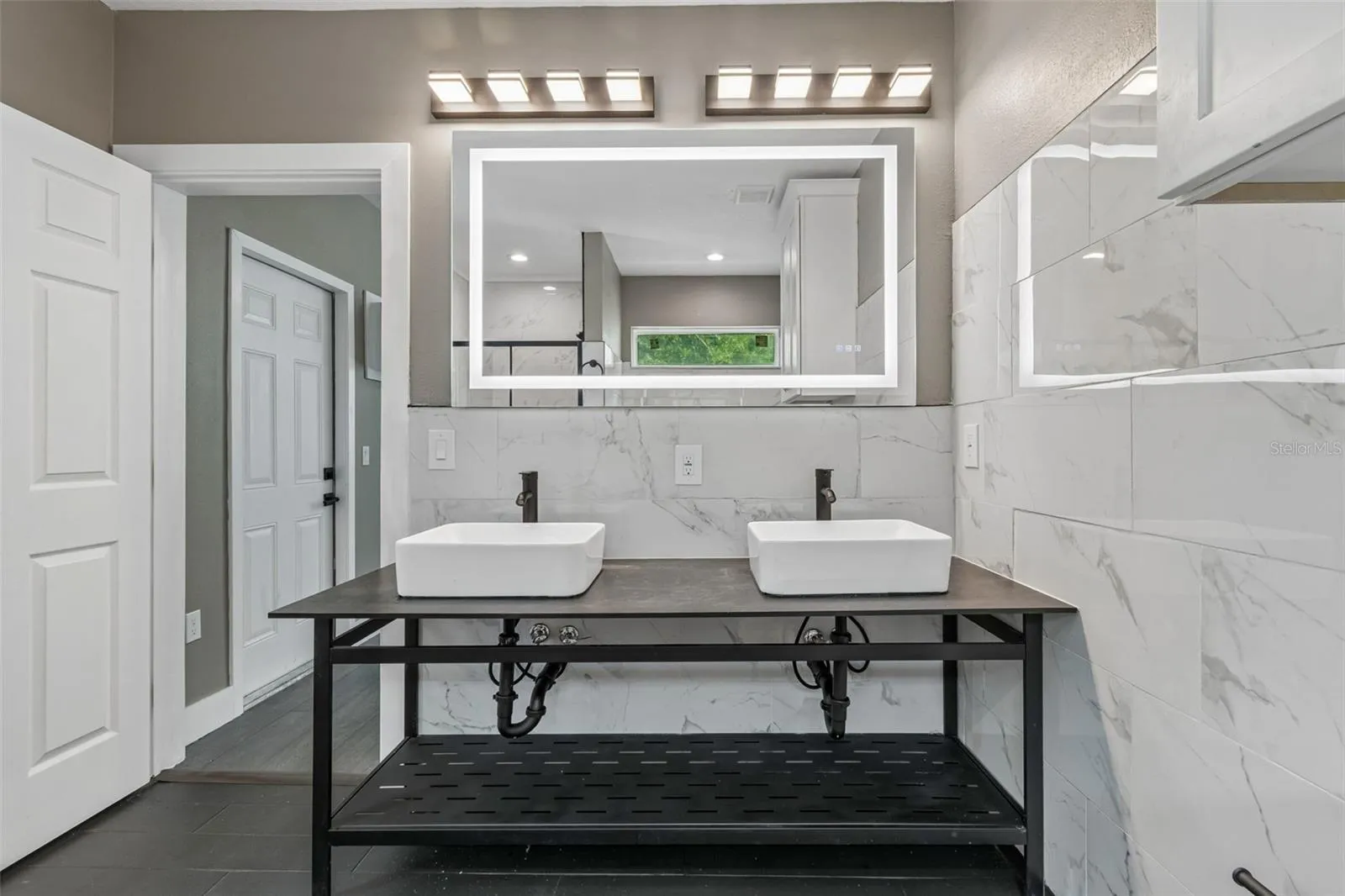 Primary bedroom en-suite bathoom
