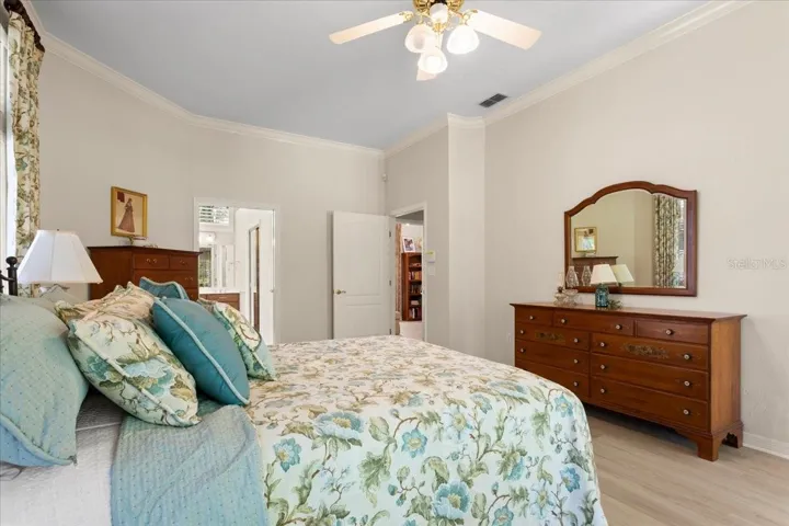 Tall ceilings with crown moulding
