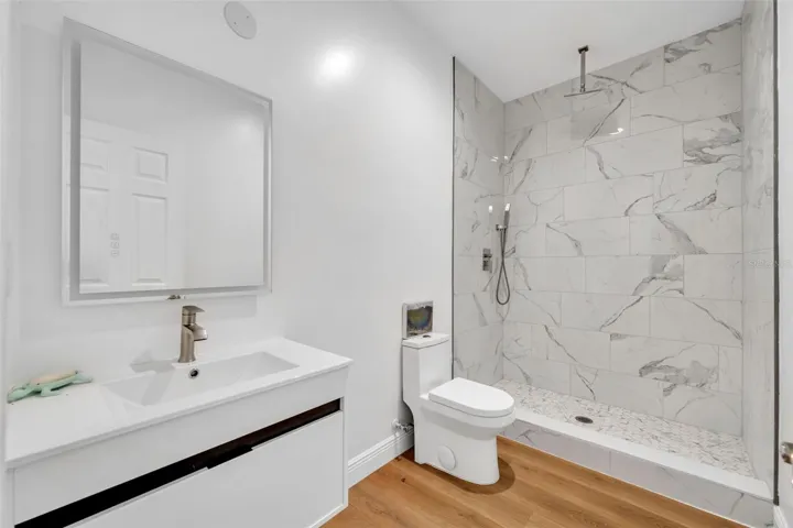 Garage Apartment Full Bathroom