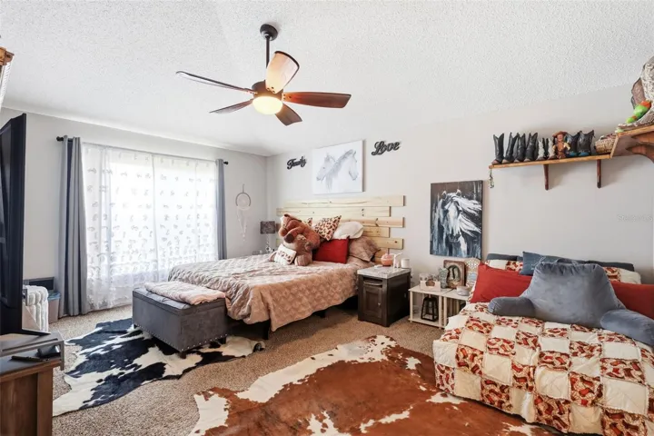 LARGE PRIMARY BEDROOM