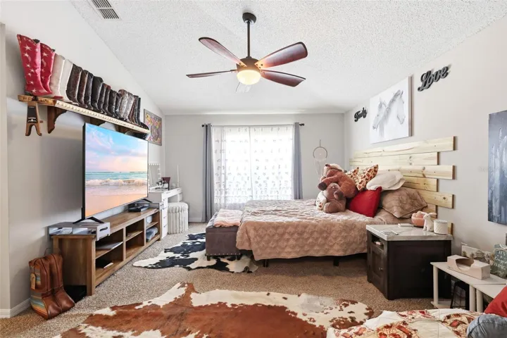 LARGE PRIMARY BEDROOM