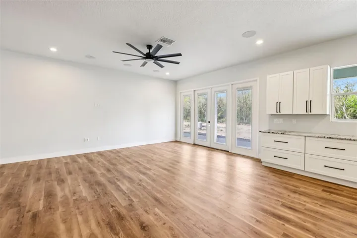 Familyroom and kitchen combo
