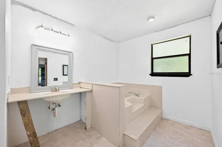 Primary en-suite bath.