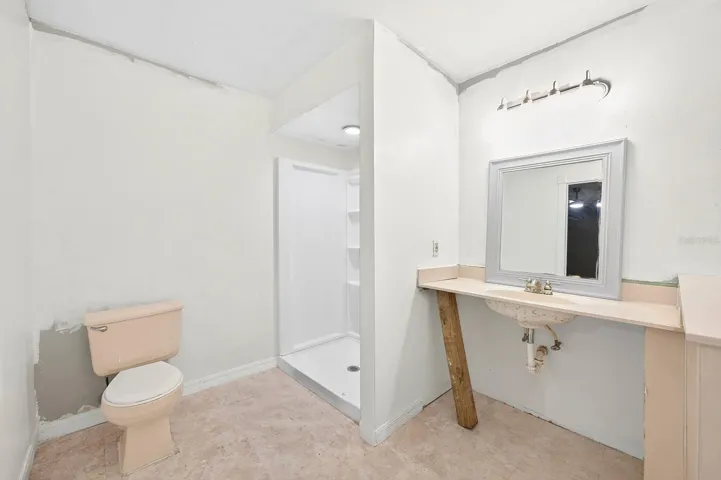 Primary en-suite bath.